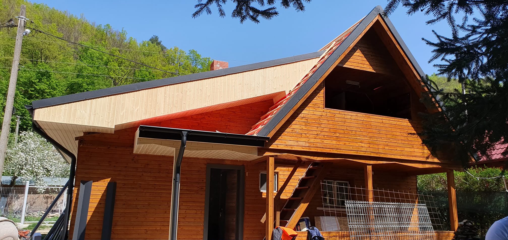 Casă din lemn cu acoperiș renovat