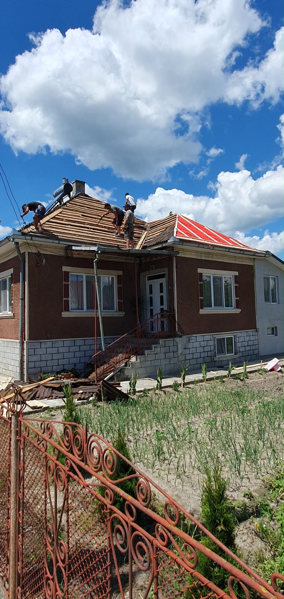 Echipa Acoperiș la Cheie în timpul renovării unui acoperiș